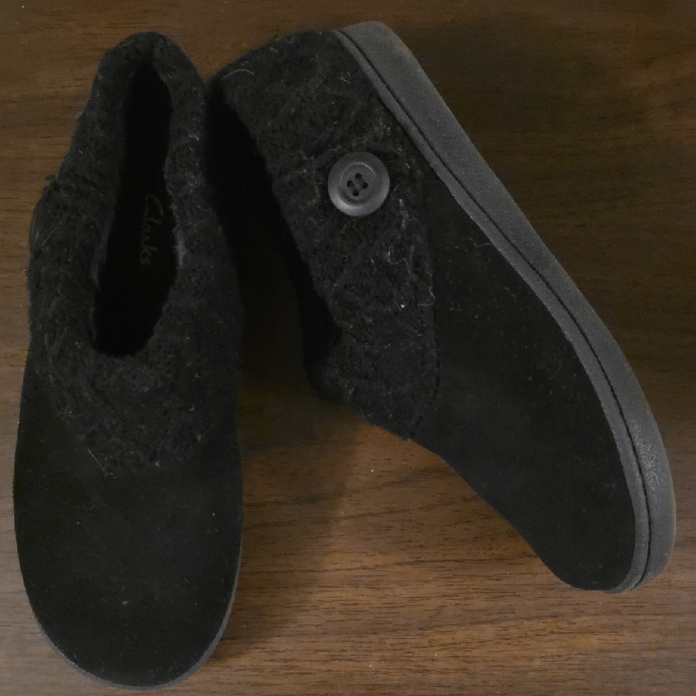 EUC Clarks Black Suede Sherpa-Trim Lined Button Accent Slip On Clog Mule Sz 10